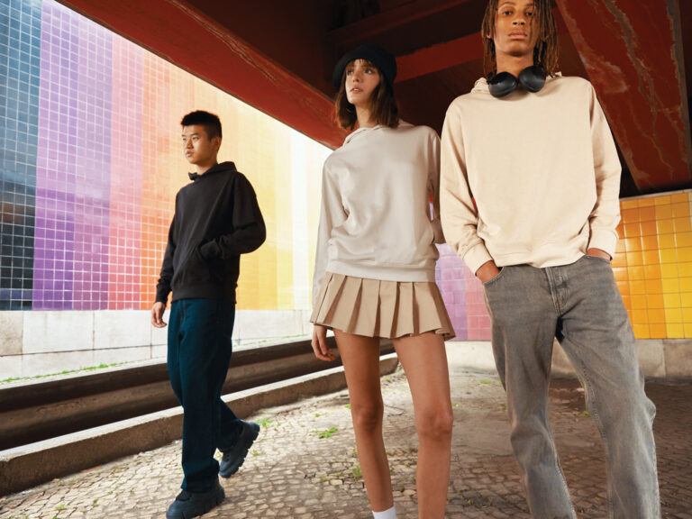 Sweat à capuche avec poches latérales Yengo, ivory white